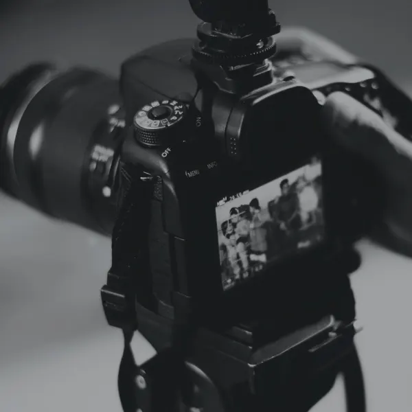 PHOTOGRAPHER & VIDEOGRAPHER SERVICE