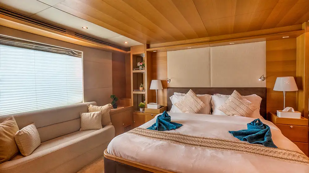 luxury 85ft yacht durretti sailing in Dubai