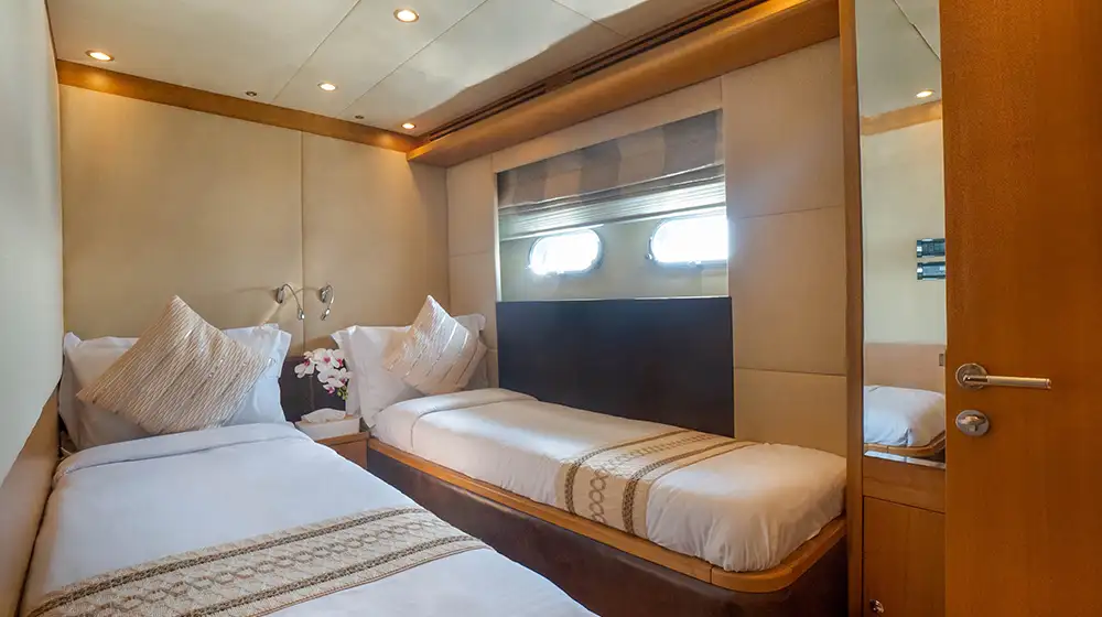 luxury 85ft yacht durretti sailing in Dubai