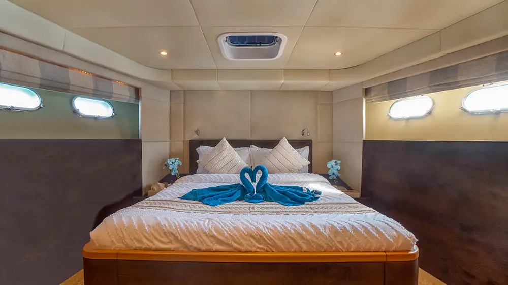 luxury 85ft yacht durretti sailing in Dubai